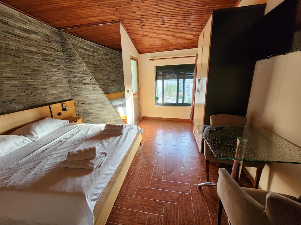 Hotel La Villa Тирана Экстерьер фото