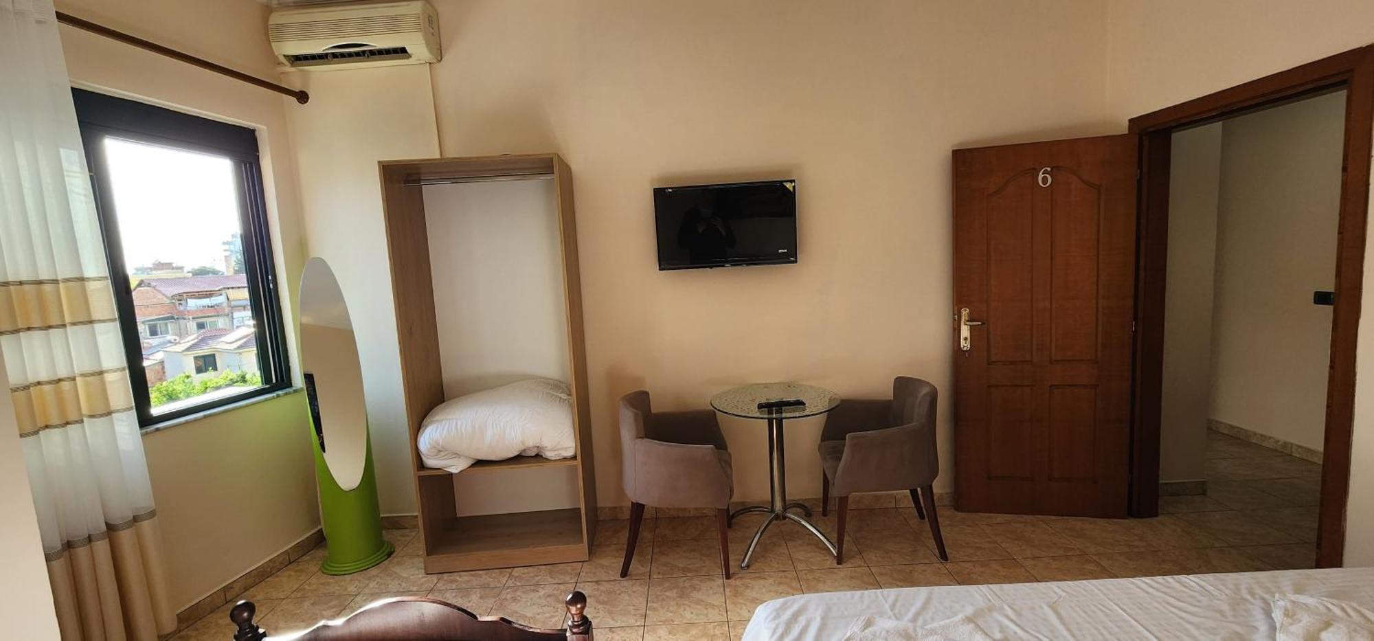 Hotel La Villa Тирана Экстерьер фото