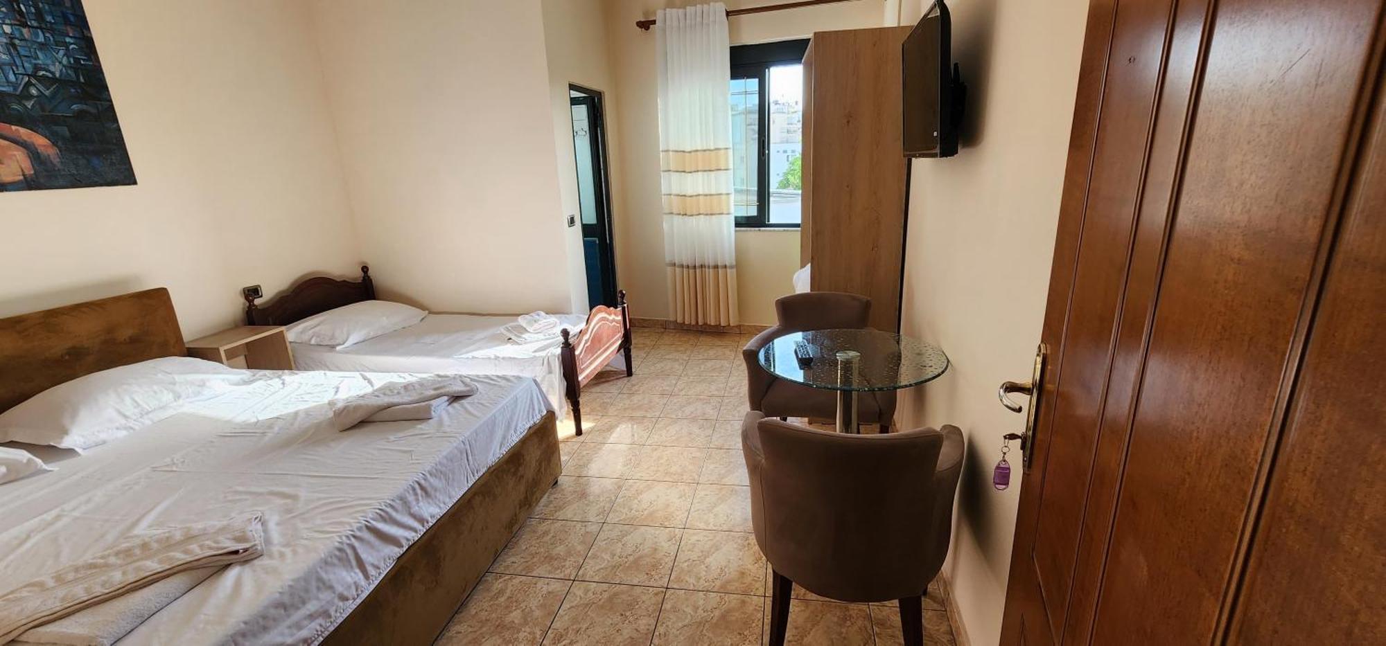 Hotel La Villa Тирана Экстерьер фото