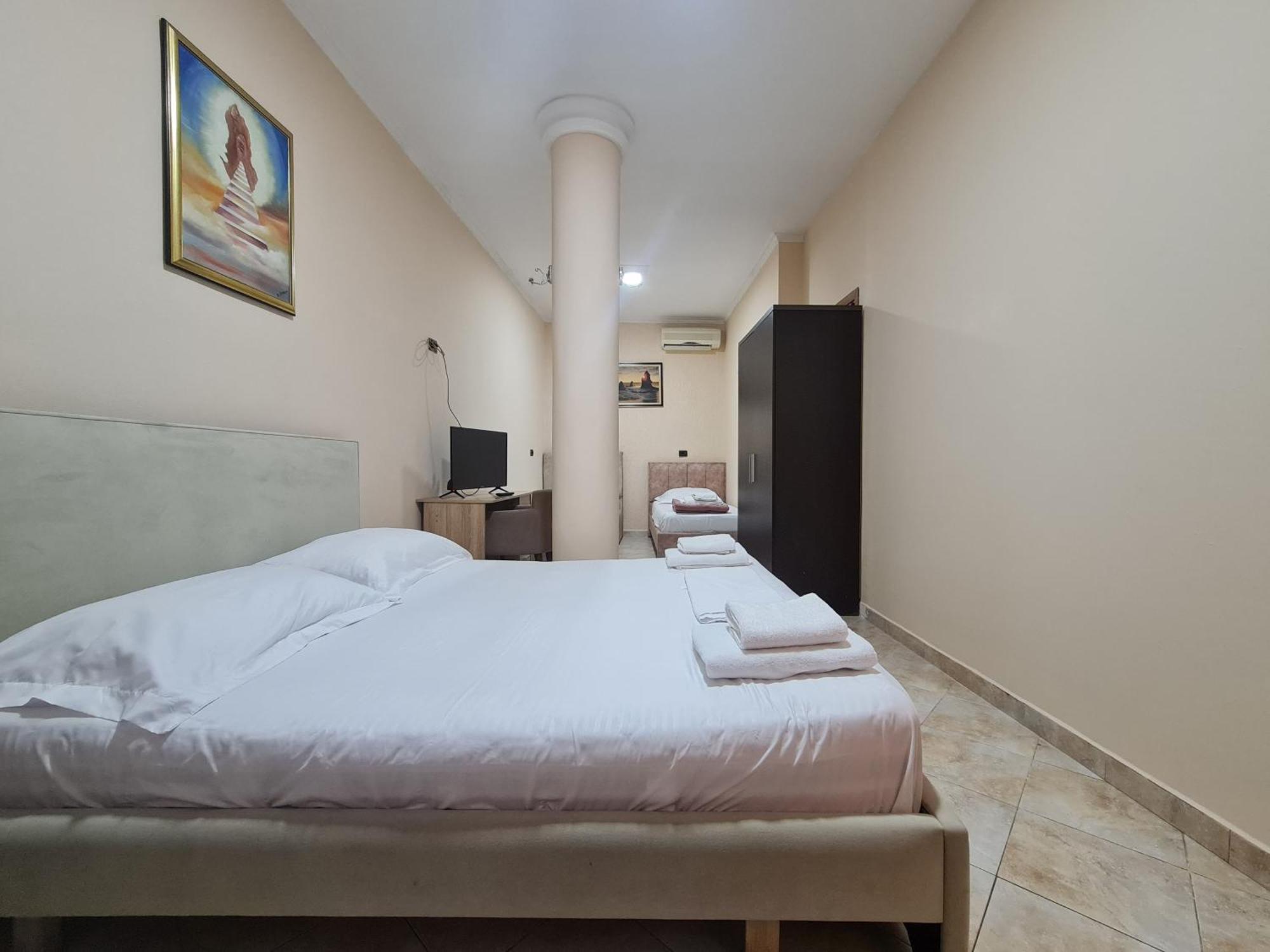 Hotel La Villa Тирана Экстерьер фото