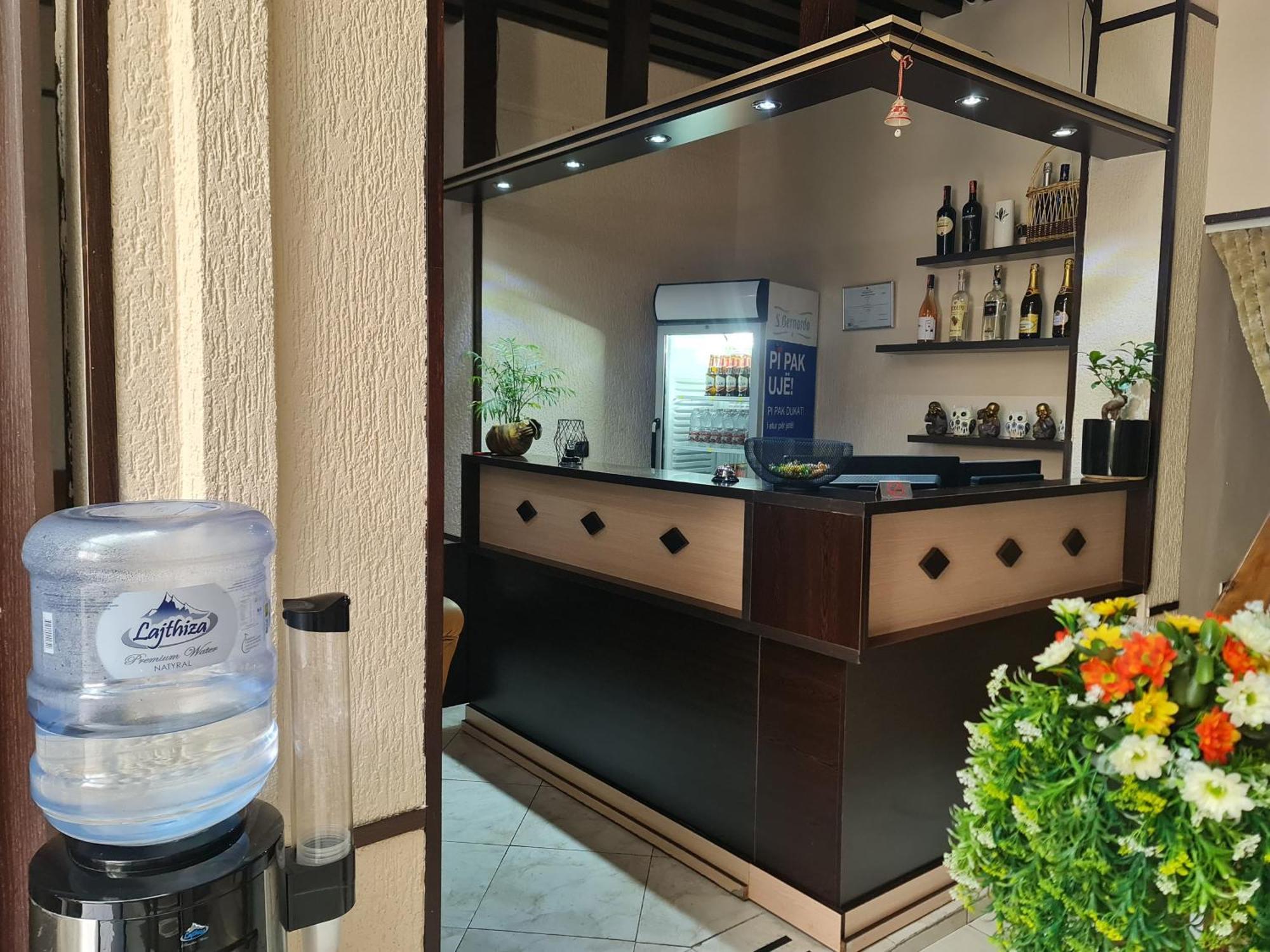 Hotel La Villa Тирана Экстерьер фото