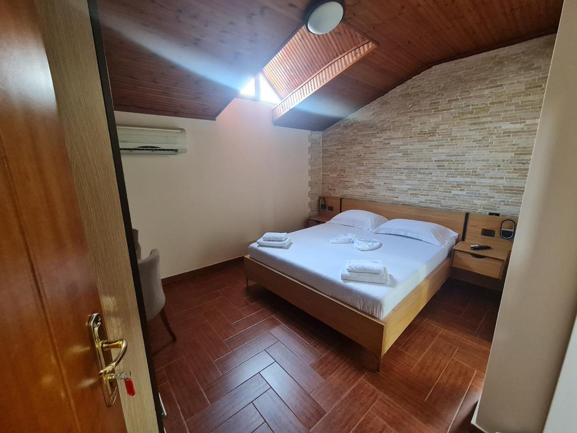 Hotel La Villa Тирана Экстерьер фото