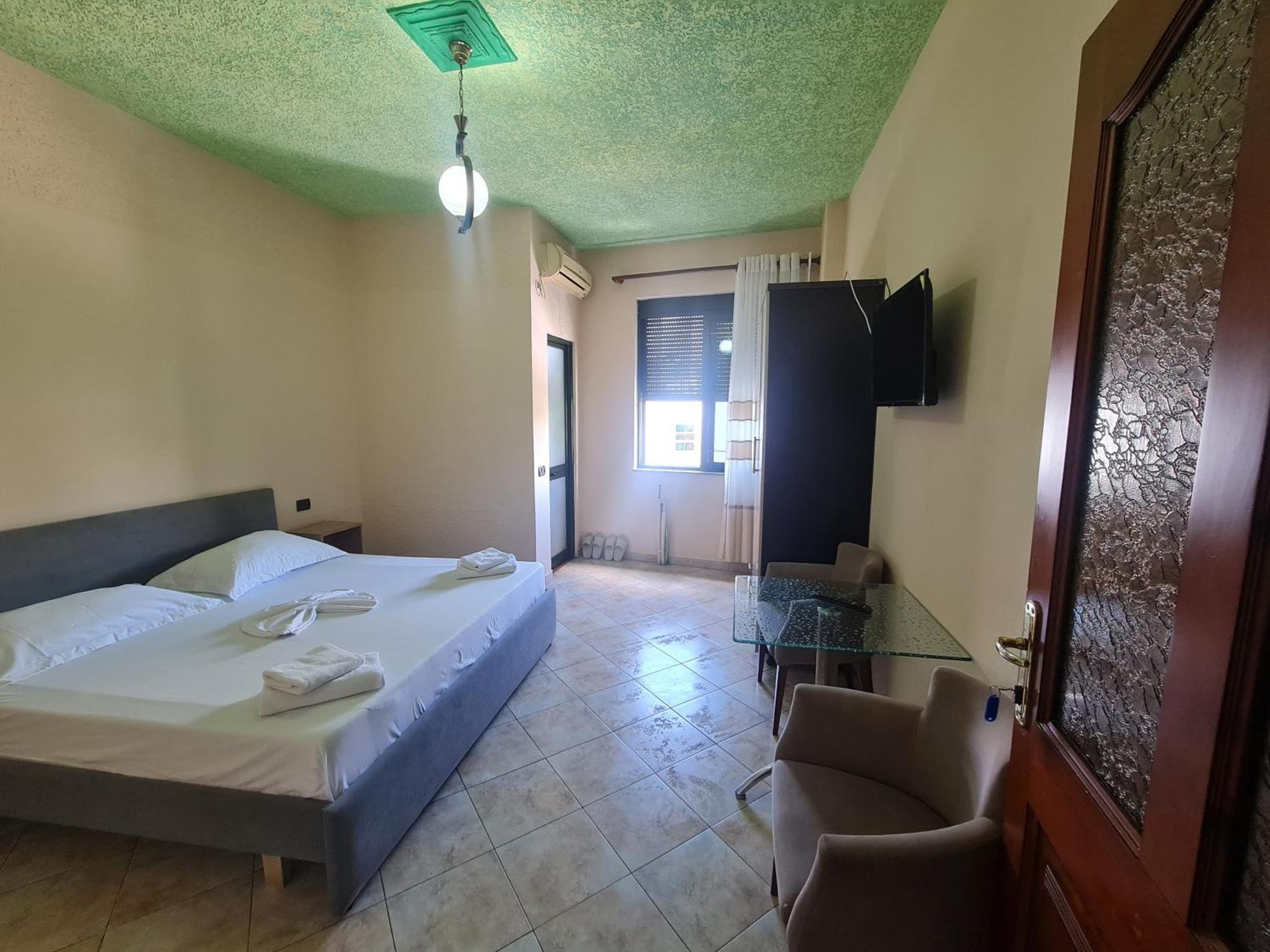 Hotel La Villa Тирана Экстерьер фото