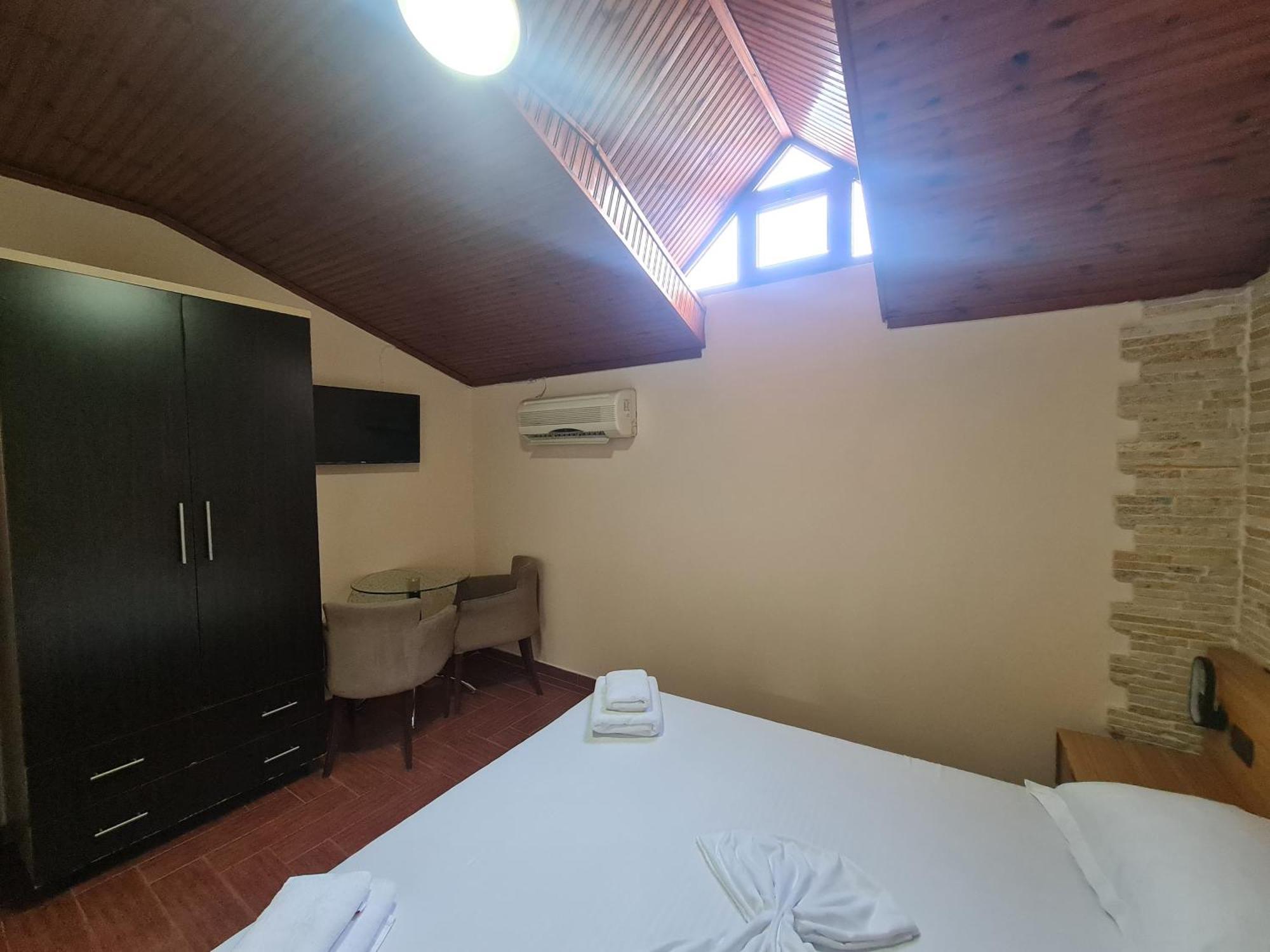 Hotel La Villa Тирана Экстерьер фото