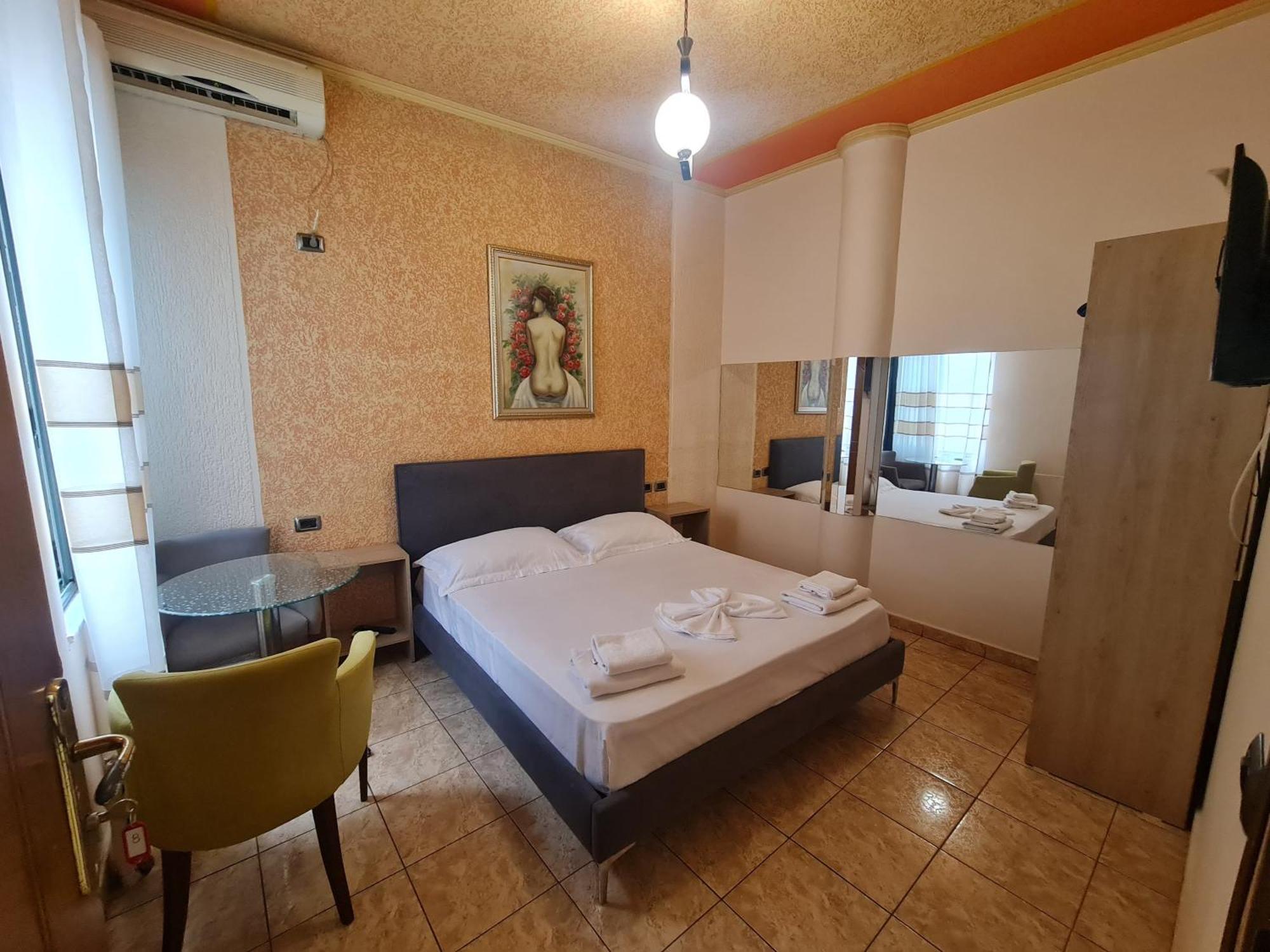 Hotel La Villa Тирана Экстерьер фото