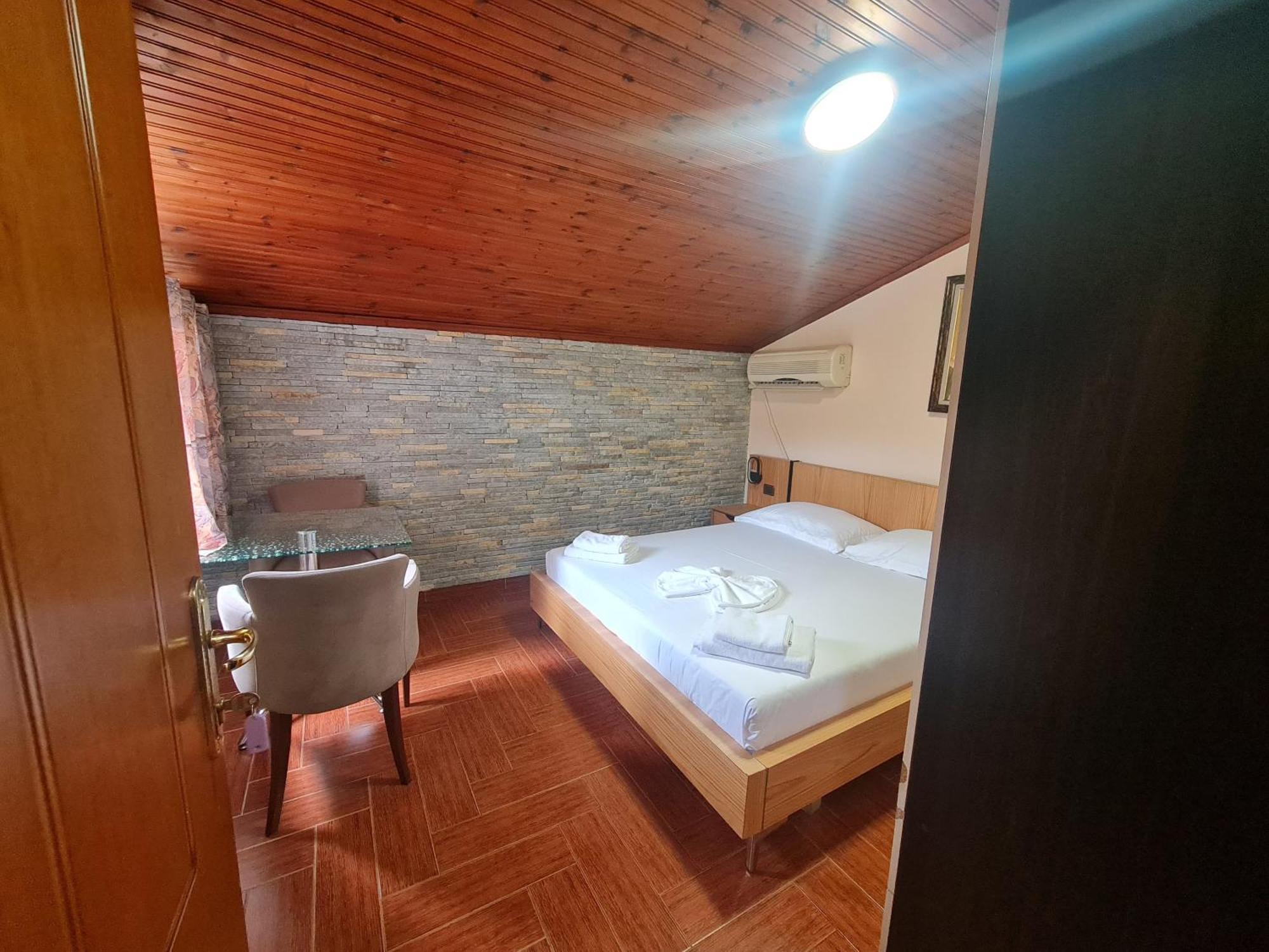 Hotel La Villa Тирана Экстерьер фото